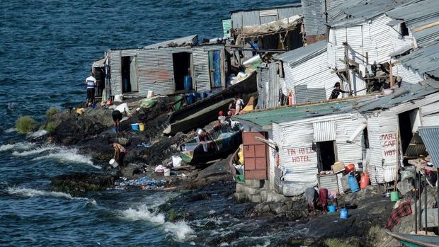 A picture taken on March 3, 2016 shows Migingo Island on Lake Victoria. Ownership of the island is subject to a dispute between Kenya and Uganda. Since 1926, territorial ownership of the island has been consistently shown on maps and on official documents as Kenyan. The dispute centres on the lucrative fishing rights in the waters around the island, mostly for valuable Nile perch. Ugandan waters come within 510 metres of the island. The tiny island crowded with housing shacks has a population of between 100 and 200 people. Kenyan voter registration has now resumed on the island just two days after Independent Electoral and Boundaries Commission (IEBC) clerks were arrested by Ugandan security officials. (Photo by CARL DE SOUZA / AFP)