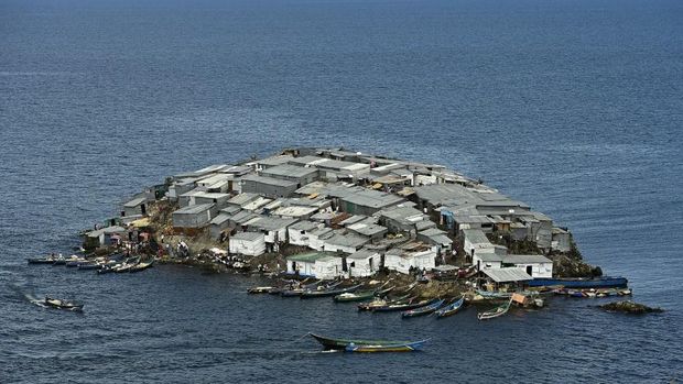 A picture taken on March 3, 2016 shows Migingo Island on Lake Victoria. Ownership of the island is subject to a dispute between Kenya and Uganda. Since 1926, territorial ownership of the island has been consistently shown on maps and on official documents as Kenyan. The dispute centres on the lucrative fishing rights in the waters around the island, mostly for valuable Nile perch. Ugandan waters come within 510 metres of the island. The tiny island crowded with housing shacks has a population of between 100 and 200 people. Kenyan voter registration has now resumed on the island just two days after Independent Electoral and Boundaries Commission (IEBC) clerks were arrested by Ugandan security officials. (Photo by CARL DE SOUZA / AFP)