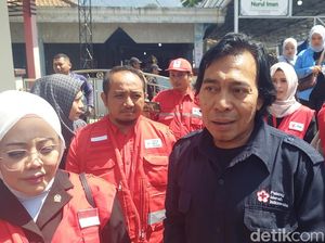 Kala Komeng-Jihan Fahira Bawa Keceriaan untuk Korban Longsor Cisarua