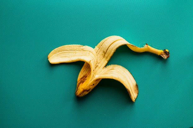 Kulit pisang dapat diolah menjadi kompos alami/Foto: Unsplash.com/Louis Hansel Memanfaatkan kulit pisang merupakan cara mengolah sisa makanan untuk menyuplai nutrisi kalium dan fosfor bagi tanaman agar tumbuh lebih subur secara organik.