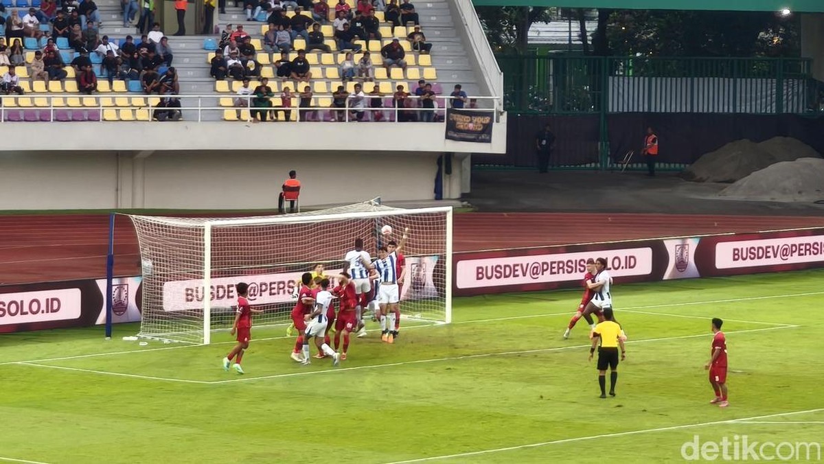 Persib menang 1-0 atas Persis di Solo. Foto: Agil Trisetiawan Putra/detikJateng