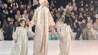 Zaskia & Shireen Sungkar Hadirkan Baju Lebaran Terinspirasi Catur & Broadway