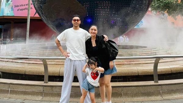Foto Liburan Keluarga Siti Badriah di Universal Studio Singapura