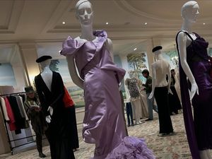 Saat Sosialita Arab Kuras Isi Lemari, Lelang Gaun Mewah Dapat Rp 120 M