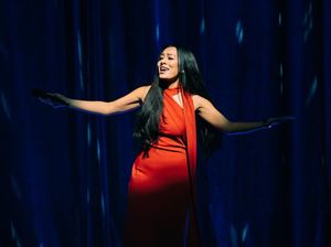 Momen Dee Lestari Buka Musikal Perahu Kertas