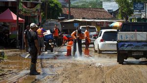 Pembersihan Lumpur Pascabanjir Pulihkan Akses Lintas Selatan Tulungagung