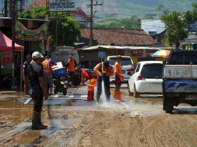 Pembersihan Lumpur Pascabanjir Pulihkan Akses Lintas Selatan Tulungagung