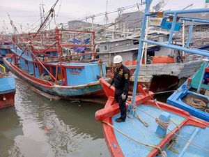Ditpolairud Polda Metro Pastikan Lalu Lintas Kapal di Muara Angke Terkendali