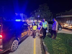Detik-detik Pemotor Tewas Usai Tertabrak Mobil Patroli Polisi di Palembang