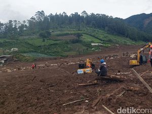 Operasi SAR Longsor Cisarua Bandung Barat Dilanjutkan hingga 14 Hari