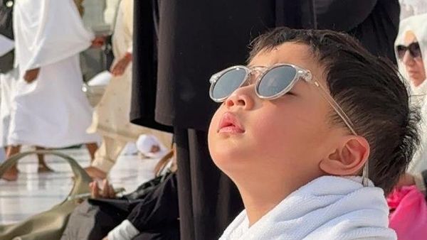Masyaallah Gemas! Pose Rayyanza Berdoa saat Umrah Curi Atensi