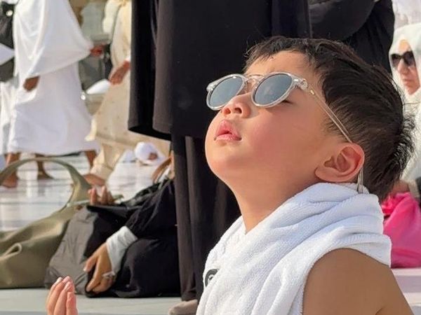 Masyaallah Gemas! Pose Rayyanza Berdoa saat Umrah Curi Atensi