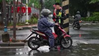Ragam Cara Polisi Lakukan Agar Pemotor Tak Lawan Arah di Lebak Bulus