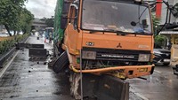 Truk Tabrak Separator TransJ di Palmerah Jakbar, Lalin Macet
