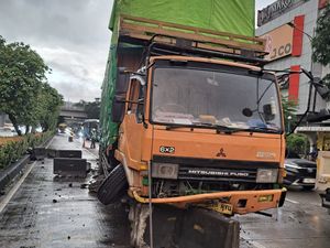 Truk Tabrak Separator TransJ di Palmerah Jakbar, Lalin Macet