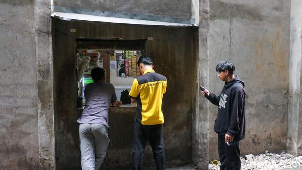 Warung Bolong, Jalan Pintas Pekerja Kota Cari Santapan