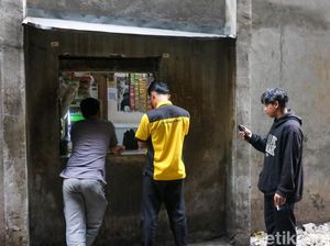 Warung Bolong, Jalan Pintas Pekerja Kota Cari Santapan