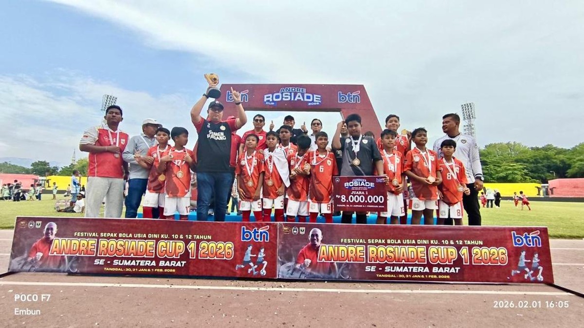 Penyerahan trofi Andre Rosiade Cup 1. (Foto: dok. Andre Rosiade Cup 1 2026)