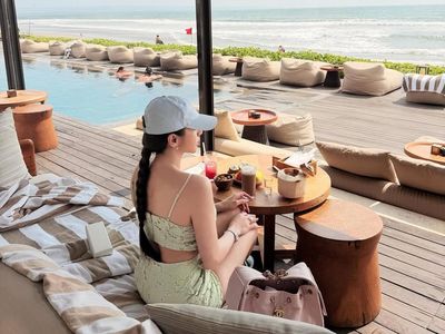 Cantiknya Angel Karamoy Pelesiran di Pulau Dewata