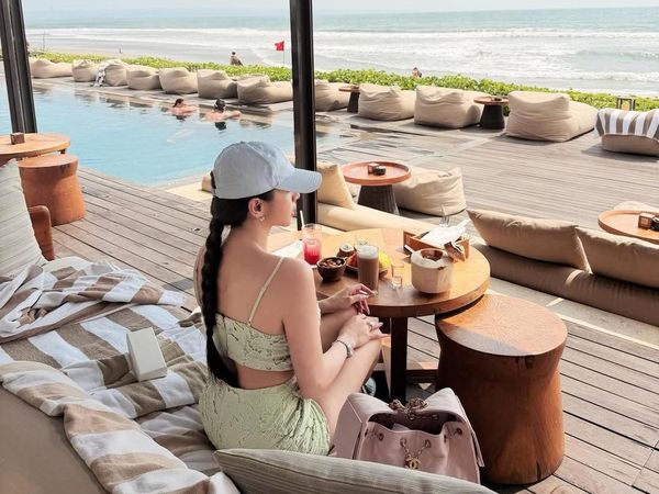 Cantiknya Angel Karamoy Pelesiran di Pulau Dewata