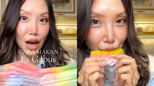Begini Nih Cara Makan Es Gabus agar Tetap Slay ala Vindy Lee