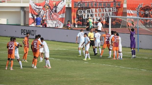 Borneo FC Vs PSIM Wasit Muhammad Nazmi bin Nasaruddin saat memimpin laga Super League antara Borneo FC vs PSIM Yogyakarta pada 1 Februari 2026.