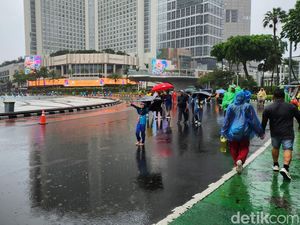 Warga Olahraga di CFD HI Meski Hujan: Sudah Keringatan, biar Sekalian Basah