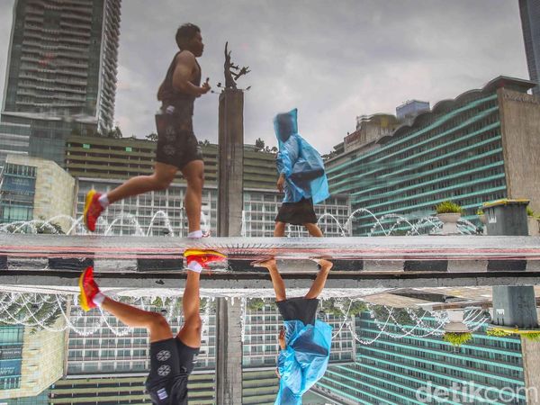 CFD Bundaran HI Tetap Ramai Meski Diguyur Hujan
