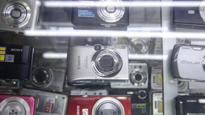 Romansa Gen Z dengan Kamera Lawas di Pasar Baru