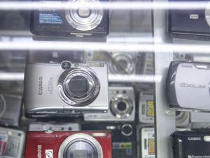 Romansa Gen Z dengan Kamera Lawas di Pasar Baru