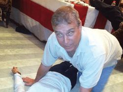Video: Foto Pangeran Andrew & Wanita di Lantai di Berkas Epstein