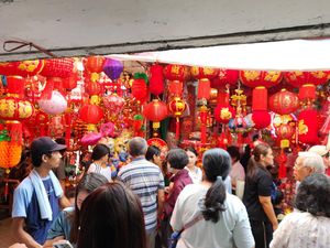 Glodok Diserbu Warga Jelang Imlek, Penjual Angpau-Lampion Cuan Banyak