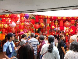 Glodok Diserbu Warga Jelang Imlek, Penjual Angpau-Lampion Cuan Banyak