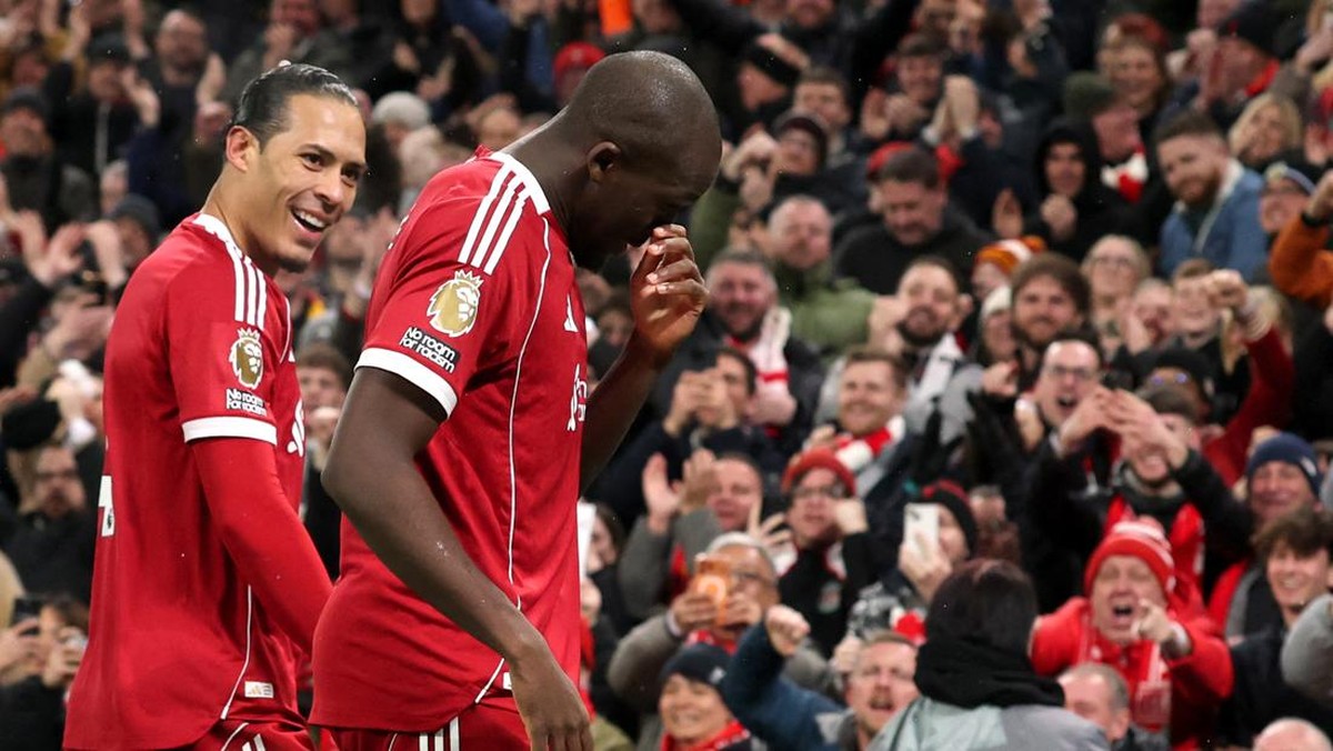 Ibrahima Konate menangis usai mencetak gol. (Foto: REUTERS/Phil Noble)