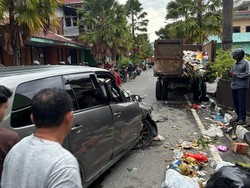 Video Detik-detik Minibus Tabrak Truk di Labuan Bajo, Sopir Diduga Mabuk