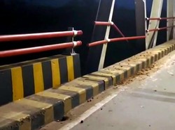 Truk Bermanuver, Buldoser yang Dibawa Hantam Jembatan Malinau