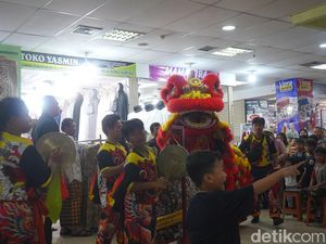 Mengintip Atraksi Barongsai Tahunan di ITC Mall Jelang Perayaan Imlek