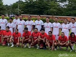 Kaesang Main Sepakbola Bareng Tim Legend PSM Makassar di Lapangan Syekh Yusuf
