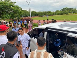 Momen Kaesang Main Bola Bareng Legend PSM Makassar sampai Kaki Terkilir