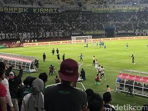 Diwarnai Kartu Merah, Babak Pertama Persebaya Vs Dewa United 1-1