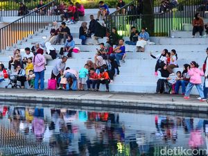 Lapangan Banteng Tetap Ramai Usai Hujan