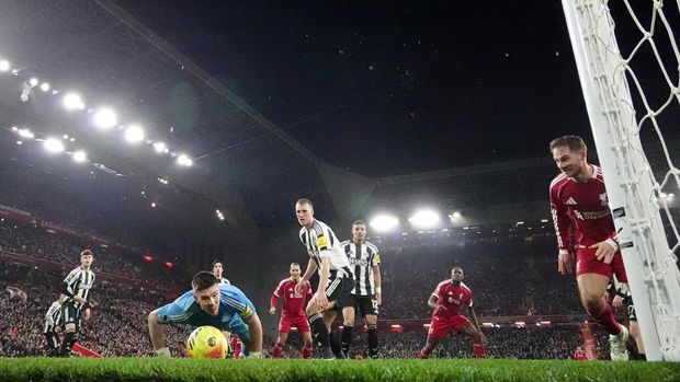 Soccer Football - Premier League - Liverpool v Newcastle United - Anfield, Liverpool, Britain - January 31, 2026  Liverpool's Ibrahima Konate scores their fourth goal past Newcastle United's Nick Pope REUTERS/Phil Noble EDITORIAL USE ONLY. NO USE WITH UNAUTHORIZED AUDIO, VIDEO, DATA, FIXTURE LISTS, CLUB/LEAGUE LOGOS OR 'LIVE' SERVICES. ONLINE IN-MATCH USE LIMITED TO 120 IMAGES, NO VIDEO EMULATION. NO USE IN BETTING, GAMES OR SINGLE CLUB/LEAGUE/PLAYER PUBLICATIONS. PLEASE CONTACT YOUR ACCOUNT REPRESENTATIVE FOR FURTHER DETAILS..