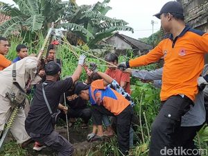 Petani Nyemplung Sumur 3,5 Meter di Boyolali Saat Ngarit