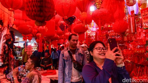 Pasar Glodok Diserbu Pengunjung Jelang Imlek