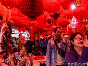 Pasar Glodok Diserbu Pengunjung Jelang Imlek