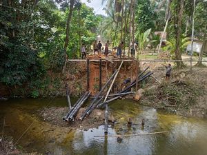 Tiang Pancang Mulai Berdiri, Begini Progres Jembatan Merah Putih di Kampar