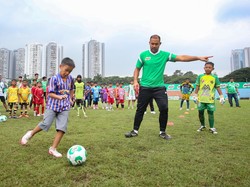 Pesepak bola profesional sekaligus penjaga gawang Persija Jakarta Andritany Ardhiyasa memberikan pelatihan dasar sepak bola dalam coaching clinic rangkaian babak final MILO National Championship 2026 di Stadion Soemantri Brodjonegoro, Jakarta, Minggu (1/2/2026). ANTARA FOTO/Muhammad Iqbal