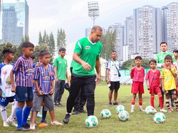 Coaching clinic yang diikuti para peserta MILO National Championship 2026, mendapatkan materi teknik dasar seperti passing, ball control, dan dribbling yang disampaikan secara langsung di lapangan. ANTARA FOTO/Muhammad Iqbal