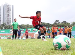 Kegiatan ditutup dengan aktivitas berbasis permainan, termasuk latihan tendangan penalti ke gawang untuk melatih keberanian dan ketepatan pemain. ANTARA FOTO/Muhammad Iqbal