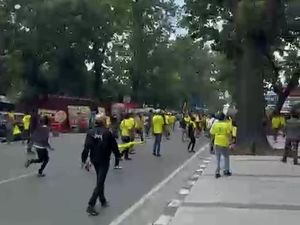 Area Musda Golkar Sumut Sempat Memanas, Massa Bawa Kayu-Petasan